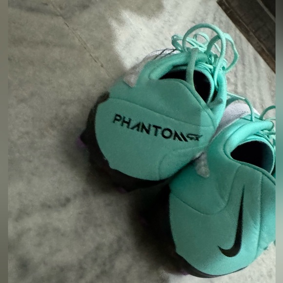 Phantom Nike brand soccer cleats - Picture 5 of 7